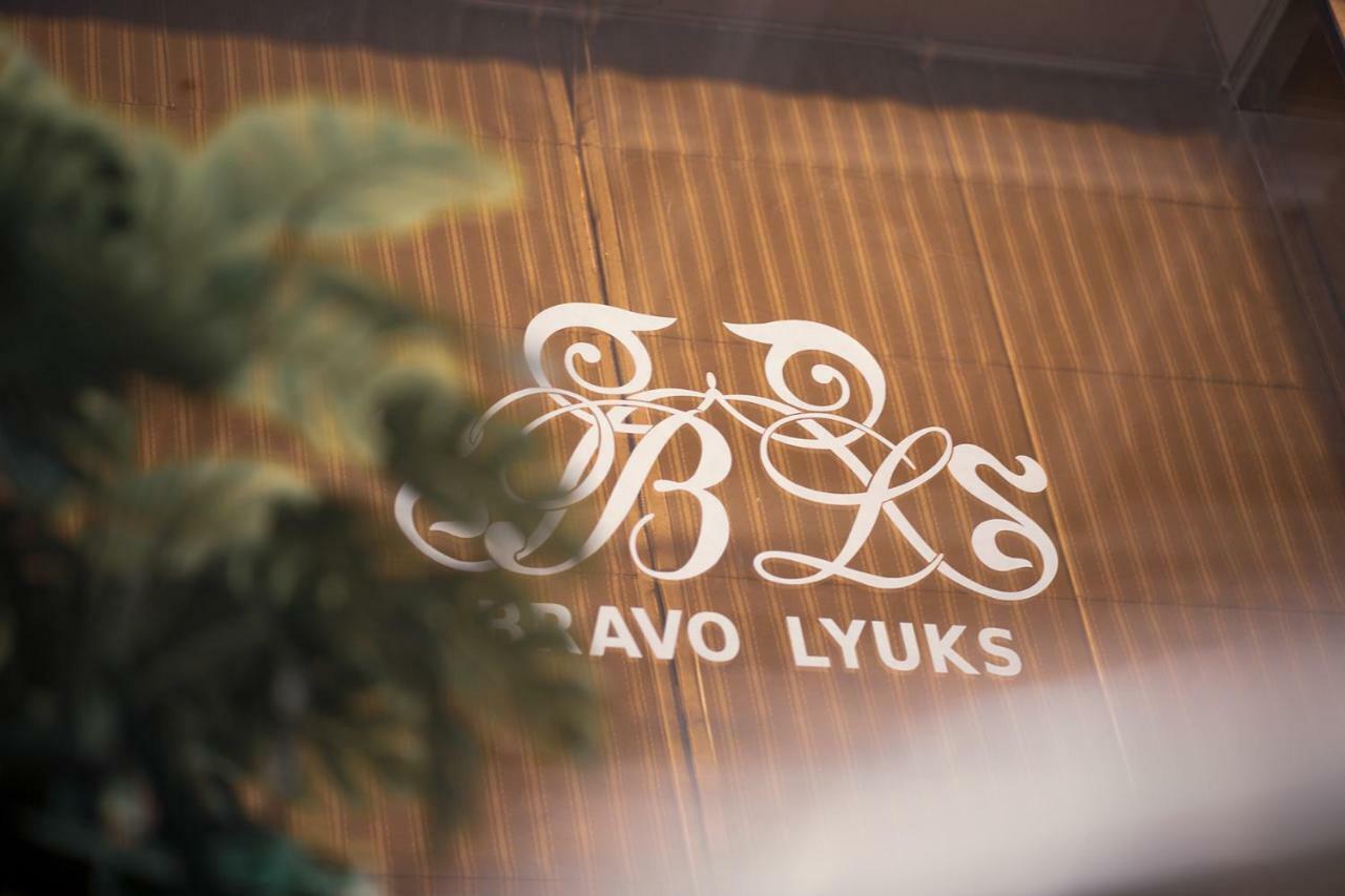 BRAVOLYUKS Hotel Urgench Buitenkant foto